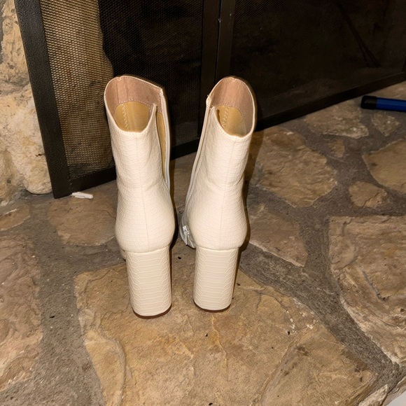 Pretty Little Thing Pointed White Boots Crocodile Textured - Picture 4 of 4